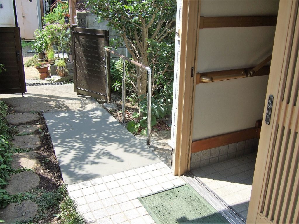 庭のスロープと手すり すまい造りの佐野工務店 横須賀市追浜の工務店